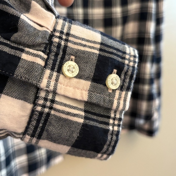 $9🎅🏼Tommy Hilfiger Black White & Baby Pink Plaid Button-Up Long Sleeve Flannel - Picture 8 of 15